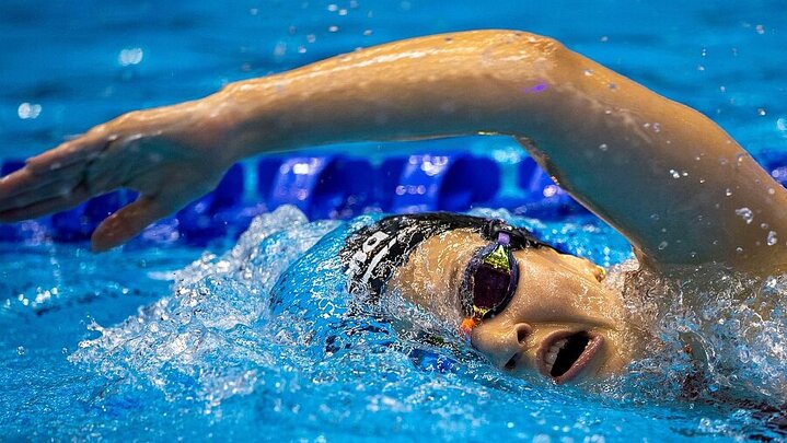 Schwimmerin beim Kraulzug
